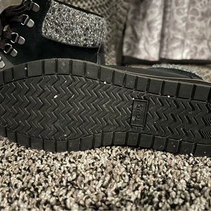 Tom’s boots size 7.5